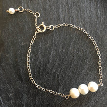 Load image into Gallery viewer, Trio fine silver chain bracelet with three dainty pearls