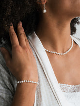 Load image into Gallery viewer, Deco ~ Pearl knotted bracelet