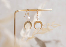 Load image into Gallery viewer, Luna Pearl Earrings