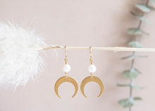 Load image into Gallery viewer, Luna Pearl Earrings