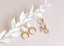 Load image into Gallery viewer, Luna Pearl Earrings
