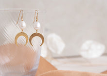 Load image into Gallery viewer, Luna Pearl Earrings