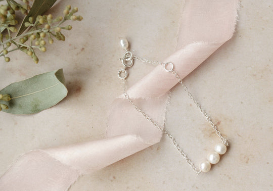 Trio fine silver chain bracelet with three dainty pearls