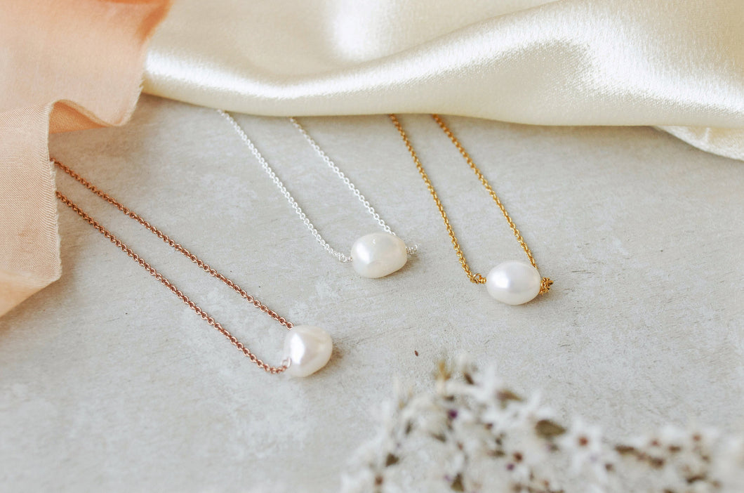 Solo single pearl necklace