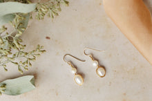 Load image into Gallery viewer, Emba earrings in pearl
