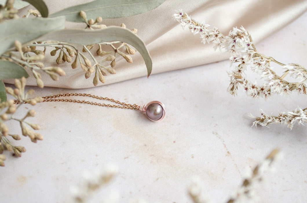 Dainty pearl and rose gold necklace