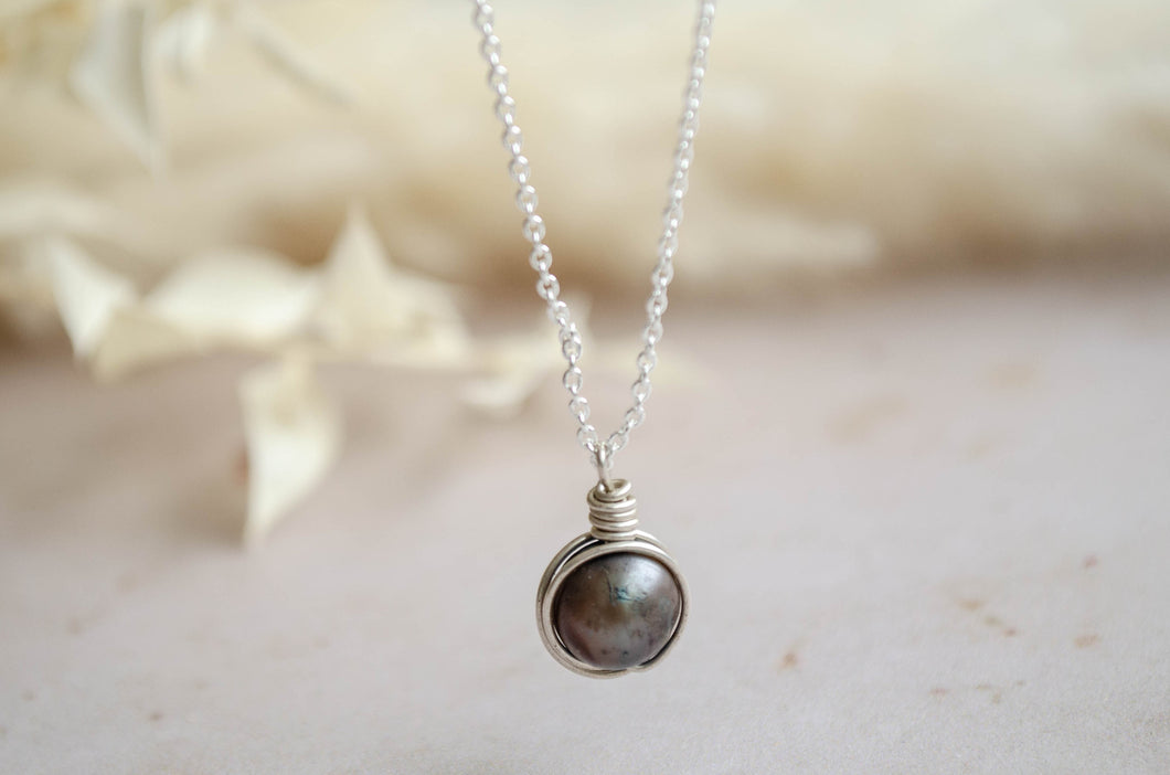 Black pearl necklace, grey pearl necklace