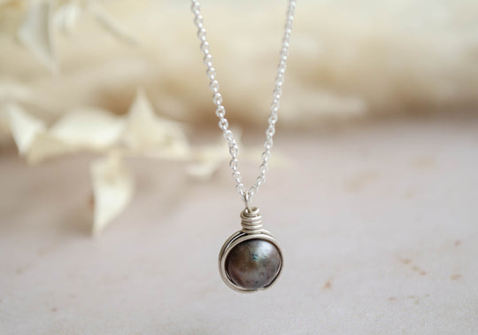 Black pearl necklace, grey pearl necklace