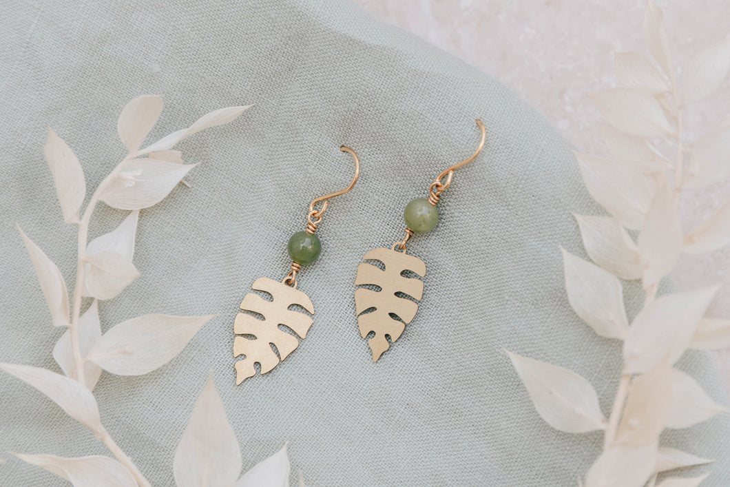 Leaf earrings in gold with real apple jade