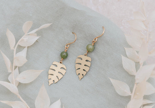 Leaf earrings in gold with real apple jade